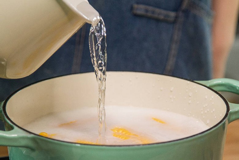 Boiling corn, suddenly adding this water, the seeds are sweeter and more fragrant than buying outside - Photo 4.