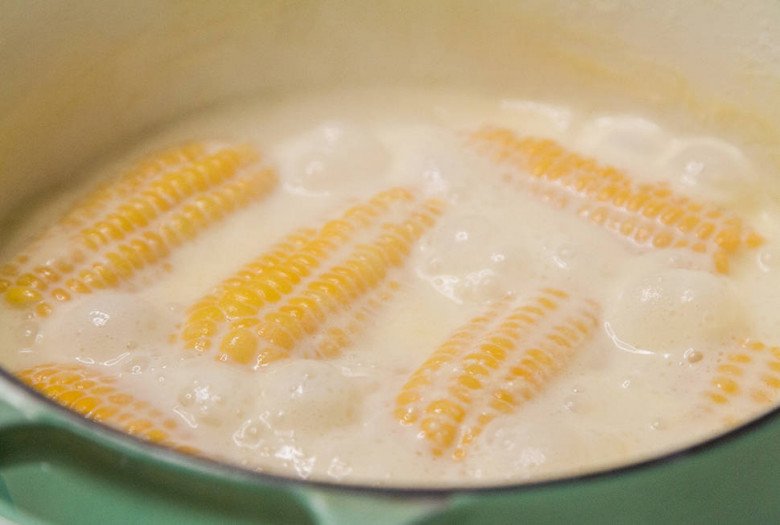 Boiling corn, suddenly adding this water, the seeds are sweeter and more fragrant than buying outside - Photo 6.
