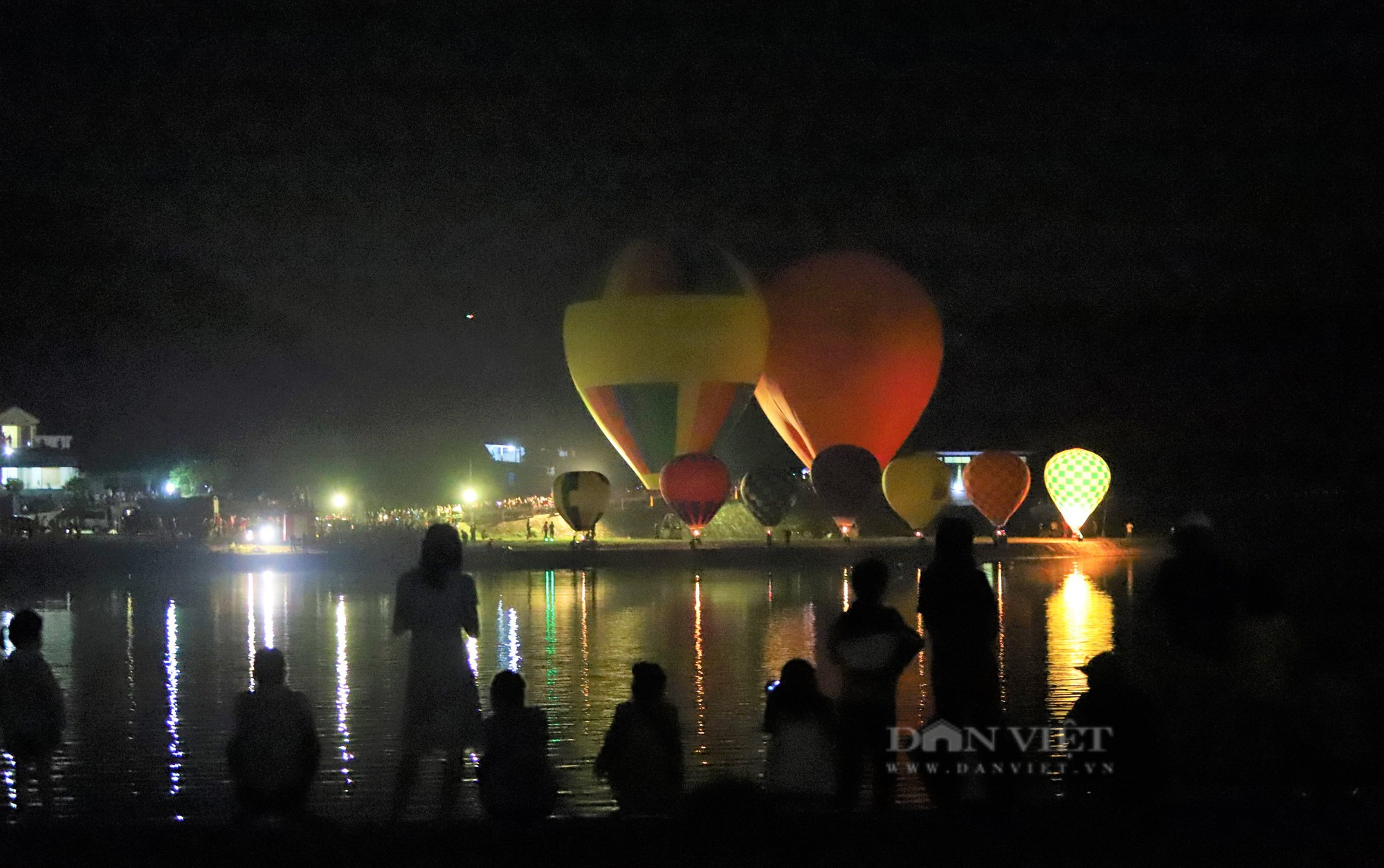 Hà Tĩnh: Hàng nghìn người dân chen nhau xem khinh khí cầu khổng lồ trong đêm chào mừng SEA Games 31. - Ảnh 5.