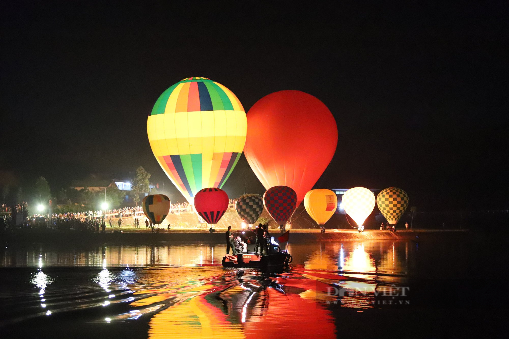 Hà Tĩnh: Hàng nghìn người dân chen nhau xem khinh khí cầu khổng lồ trong đêm chào mừng SEA Games 31. - Ảnh 3.