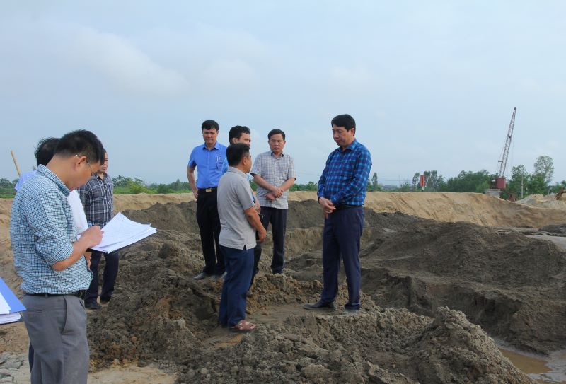 Phó Chủ tịch UBND tỉnh Thanh Hóa Lê Đức Giang đình chỉ 3 bãi tập kết cát do có nhiều sai phạm - Ảnh 1.