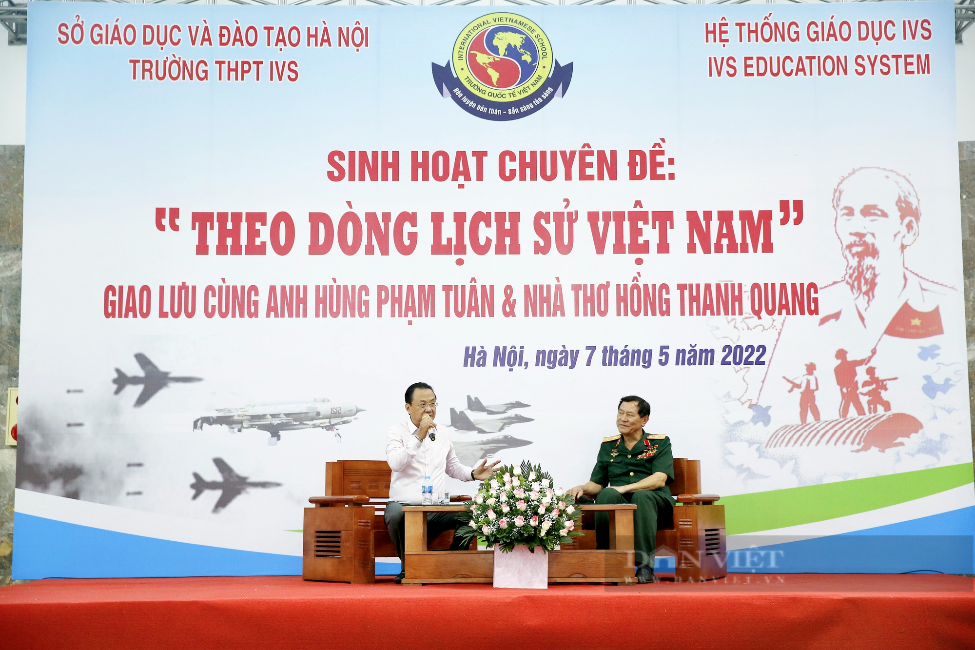 Tướng Phạm Tuân và Nhà thơ Hồng Thanh Quang &quot;truyền lửa&quot; cho học sinh trường IVS - Ảnh 2.