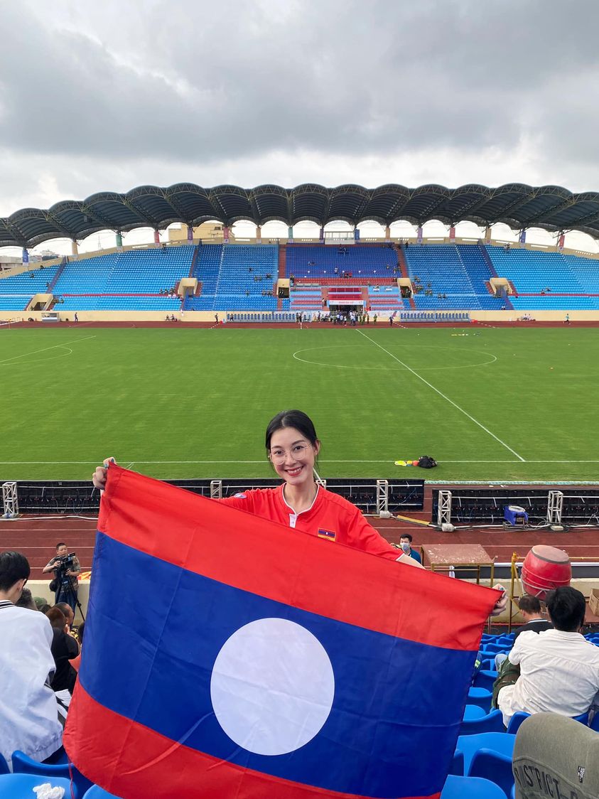 Á hậu Lào Xanita Savengxok: &quot;Tình cảm của CĐV Nam Định dành cho ĐT U23 Lào khiến chúng tôi xúc động&quot; - Ảnh 2.