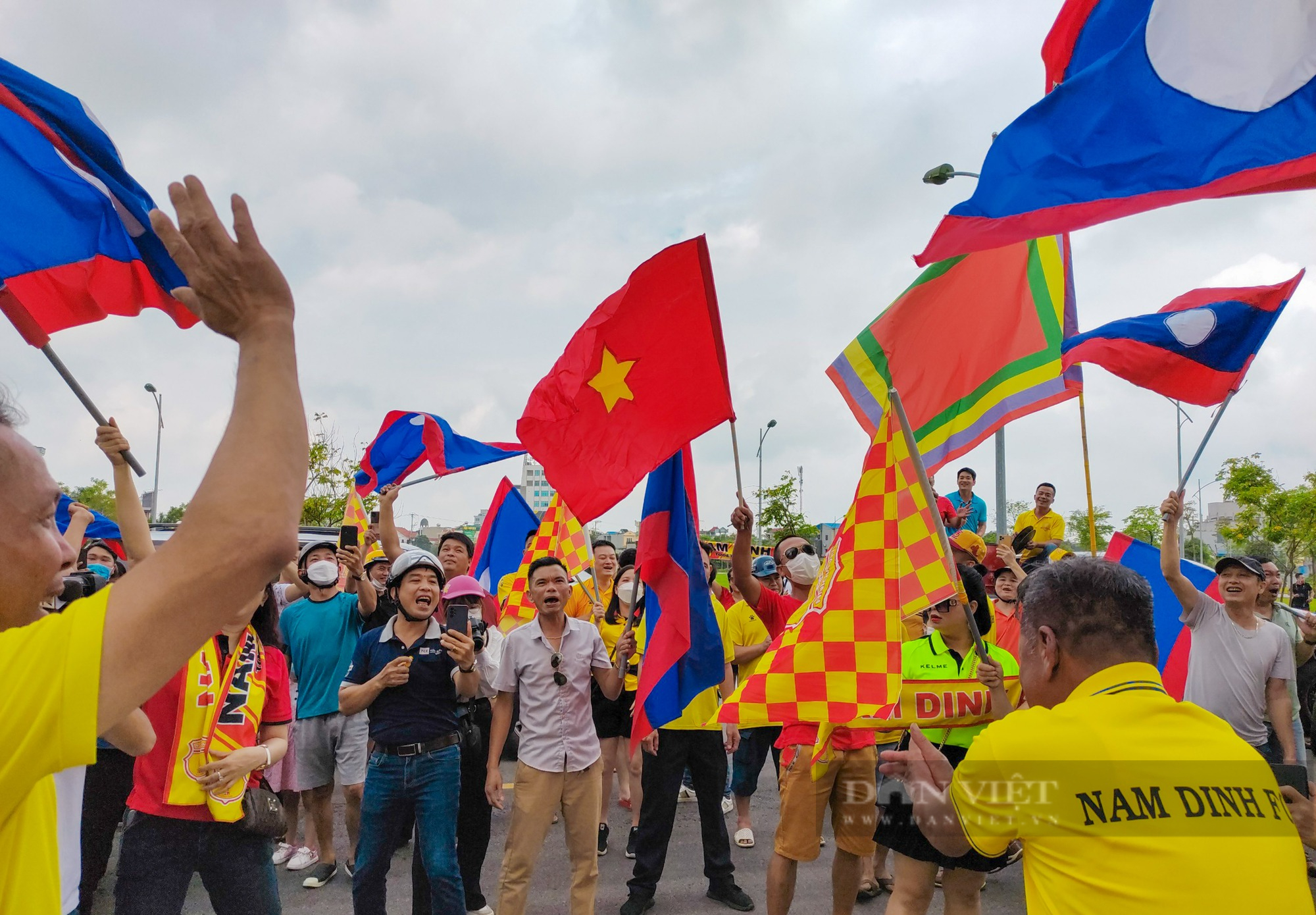 Bóng chưa lăn, cổ động viên Nam Định đã  đốt pháo sáng &quot;quẩy&quot; tung thành phố - Ảnh 11.