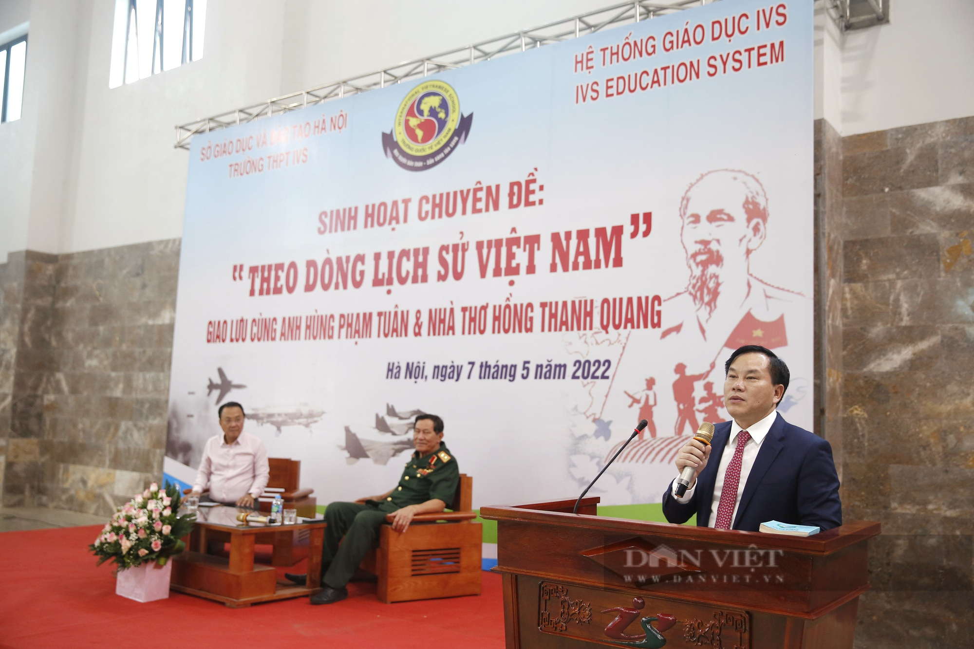Tướng Phạm Tuân và Nhà thơ Hồng Thanh Quang &quot;truyền lửa&quot; cho học sinh trường IVS - Ảnh 8.