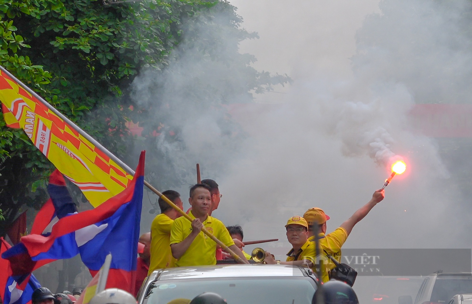 Bóng chưa lăn, cổ động viên Nam Định đã  đốt pháo sáng &quot;quẩy&quot; tung thành phố - Ảnh 7.