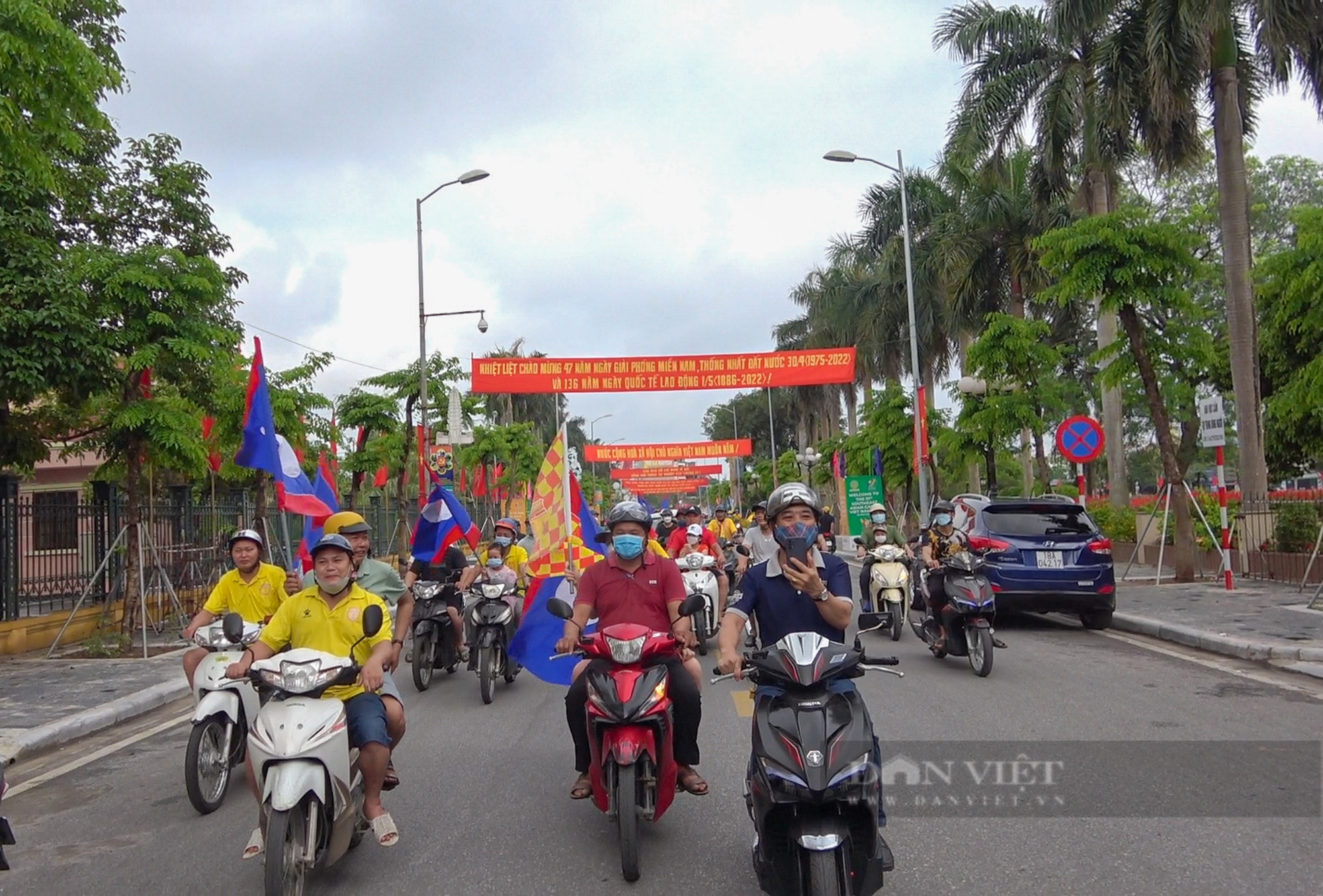 Bóng chưa lăn, cổ động viên Nam Định đã  đốt pháo sáng &quot;quẩy&quot; tung thành phố - Ảnh 5.