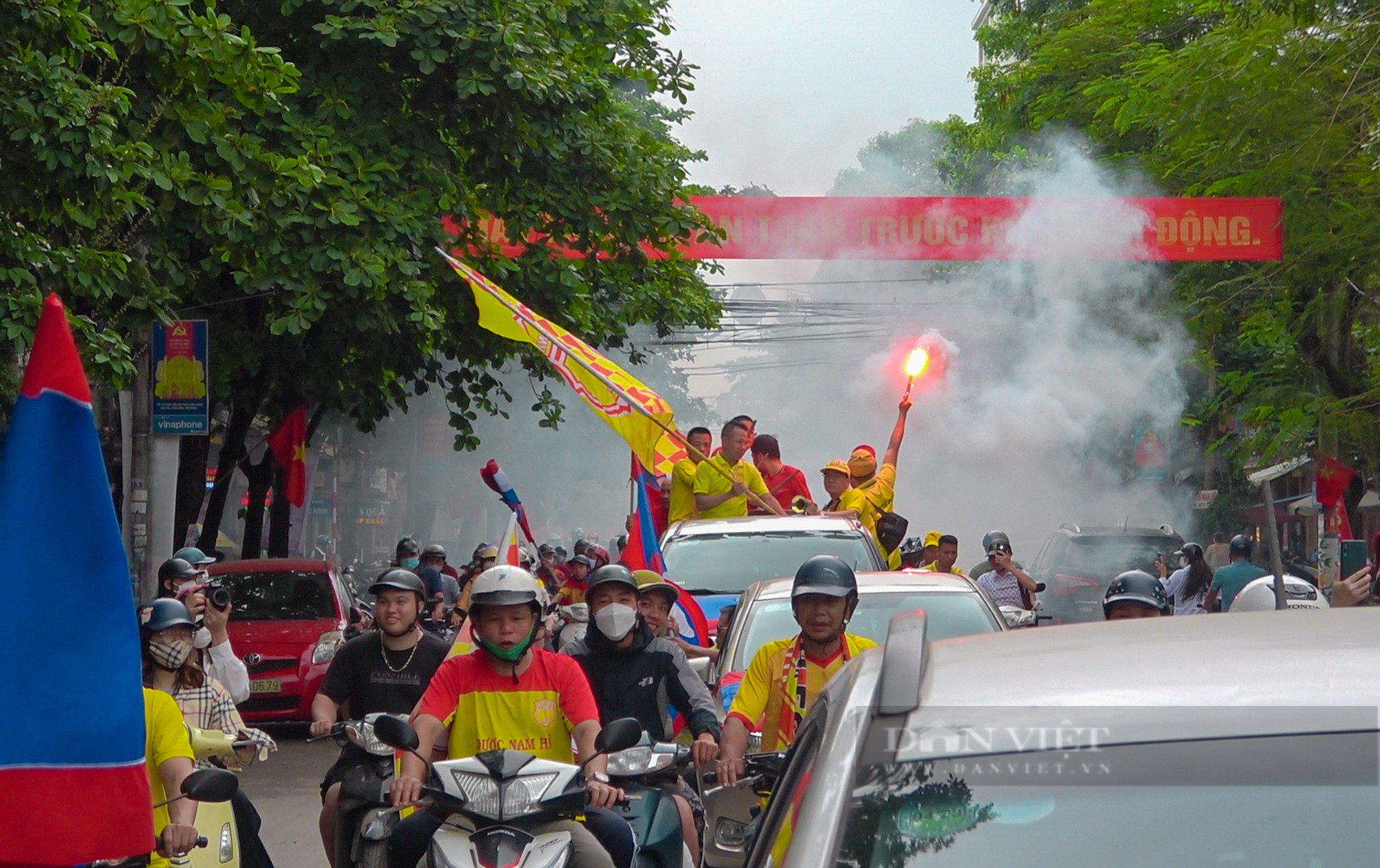 Bóng chưa lăn, cổ động viên Nam Định đã  đốt pháo sáng &quot;quẩy&quot; tung thành phố - Ảnh 2.