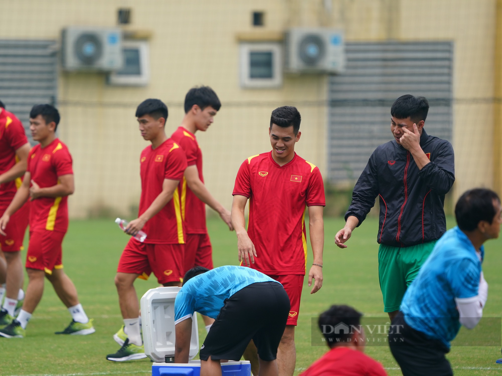 Tiến Linh liên tục trêu thầy Park sau trận thắng Indonesia - Ảnh 6.