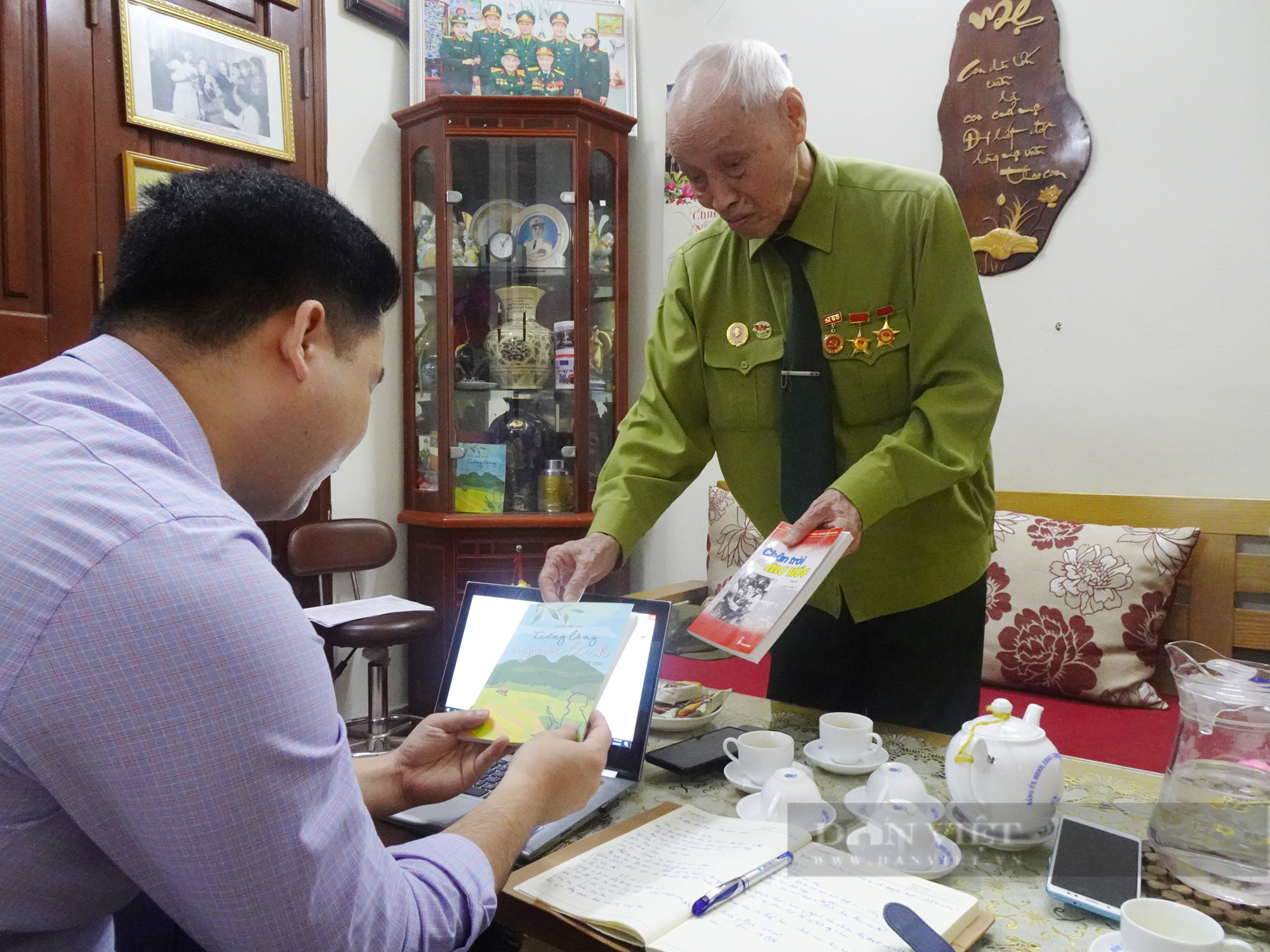 Sau khi nghỉ hưu, Đại tá Đặng Đức Song có thời gian làm thơ và viết sách kể về quãng thời gian tham gia chiến trận của mình. Ảnh: Nam Phương.