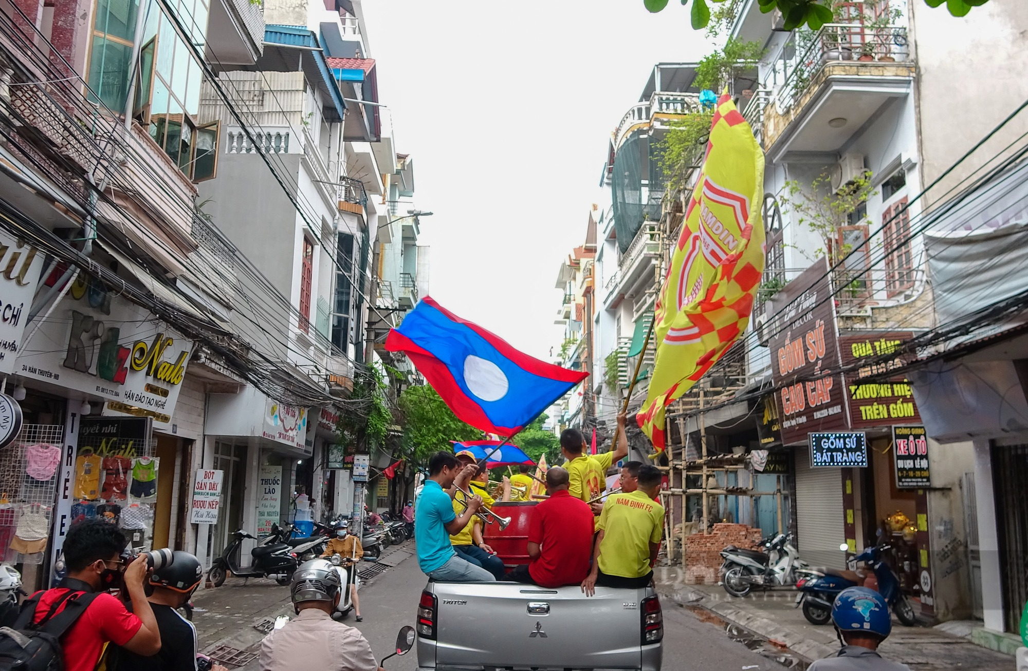 Bóng chưa lăn, cổ động viên Nam Định đã  đốt pháo sáng &quot;quẩy&quot; tung thành phố - Ảnh 4.