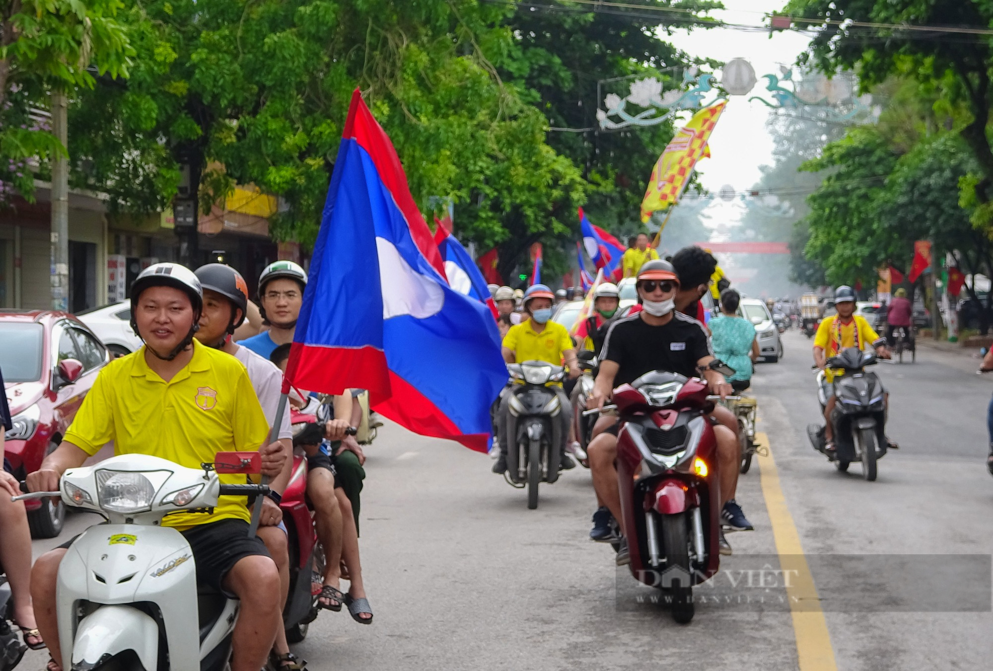 Bóng chưa lăn, cổ động viên Nam Định đã  đốt pháo sáng &quot;quẩy&quot; tung thành phố - Ảnh 9.