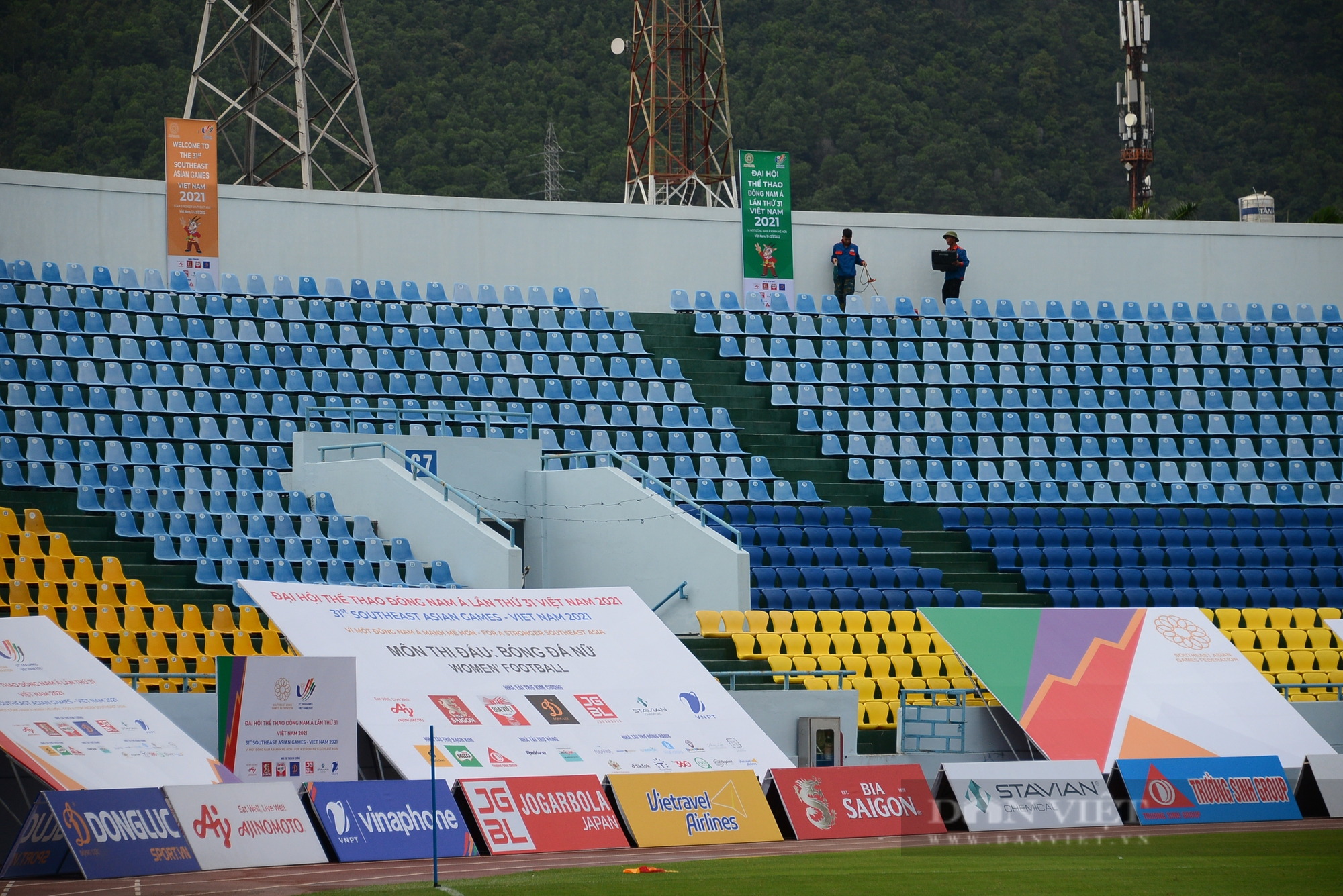 Sân vận động Cẩm Phả trước giờ đón dàn chân dài Sea Games 31 - Ảnh 5.