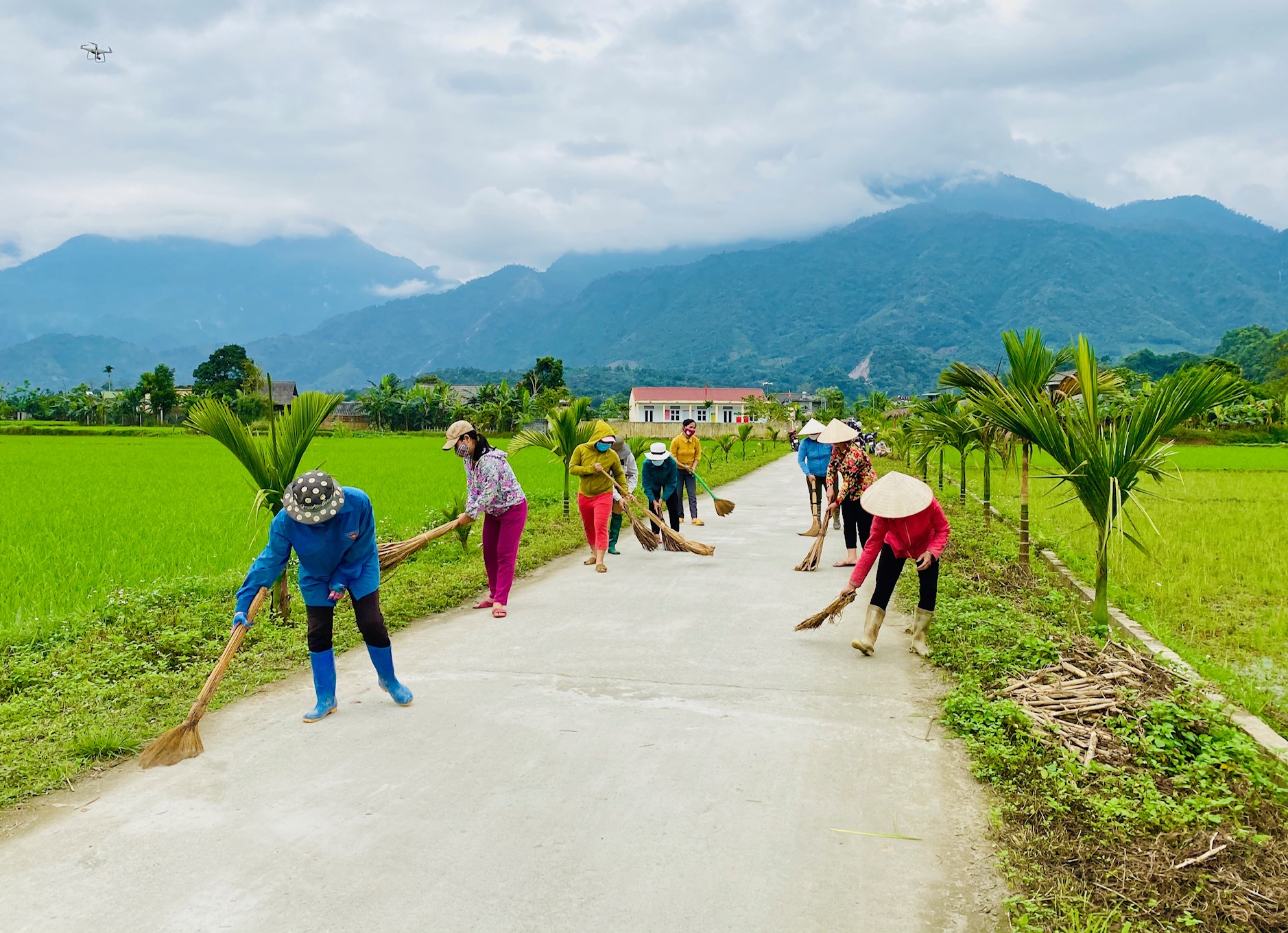 Con đường hoa, con đường trồng cây cảnh đẹp như phim, thật đấy, đây là một xã nông thôn mới Hà Giang - Ảnh 1.