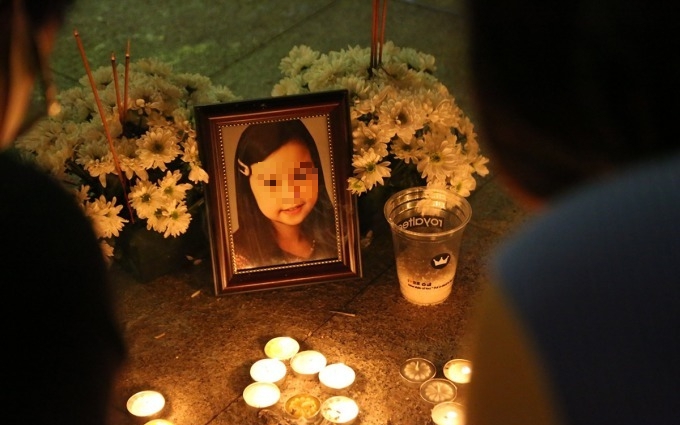 Vụ bé gái 8 tuổi bị hành hạ tử vong: Cha đẻ có bị chuyển tội danh khi cáo trạng đã ban hành?