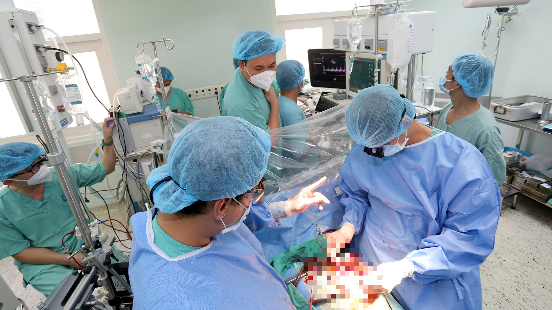 Bệnh viện T.Ư Huế: Ca ghép tim xuyên Việt đặc biệt xác lập hai kỷ lục mới  - Ảnh 1.