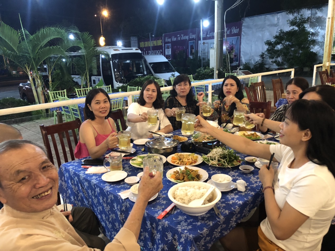 Câu chuyện hướng dẫn viên Phú Quốc được thu tip riêng và tiếng nói của người trong cuộc - Ảnh 2. huong dan vien phu quoc 16519425260061268120876 Câu chuyện hướng dẫn viên Phú Quốc được thu tip riêng và tiếng nói của người trong cuộc