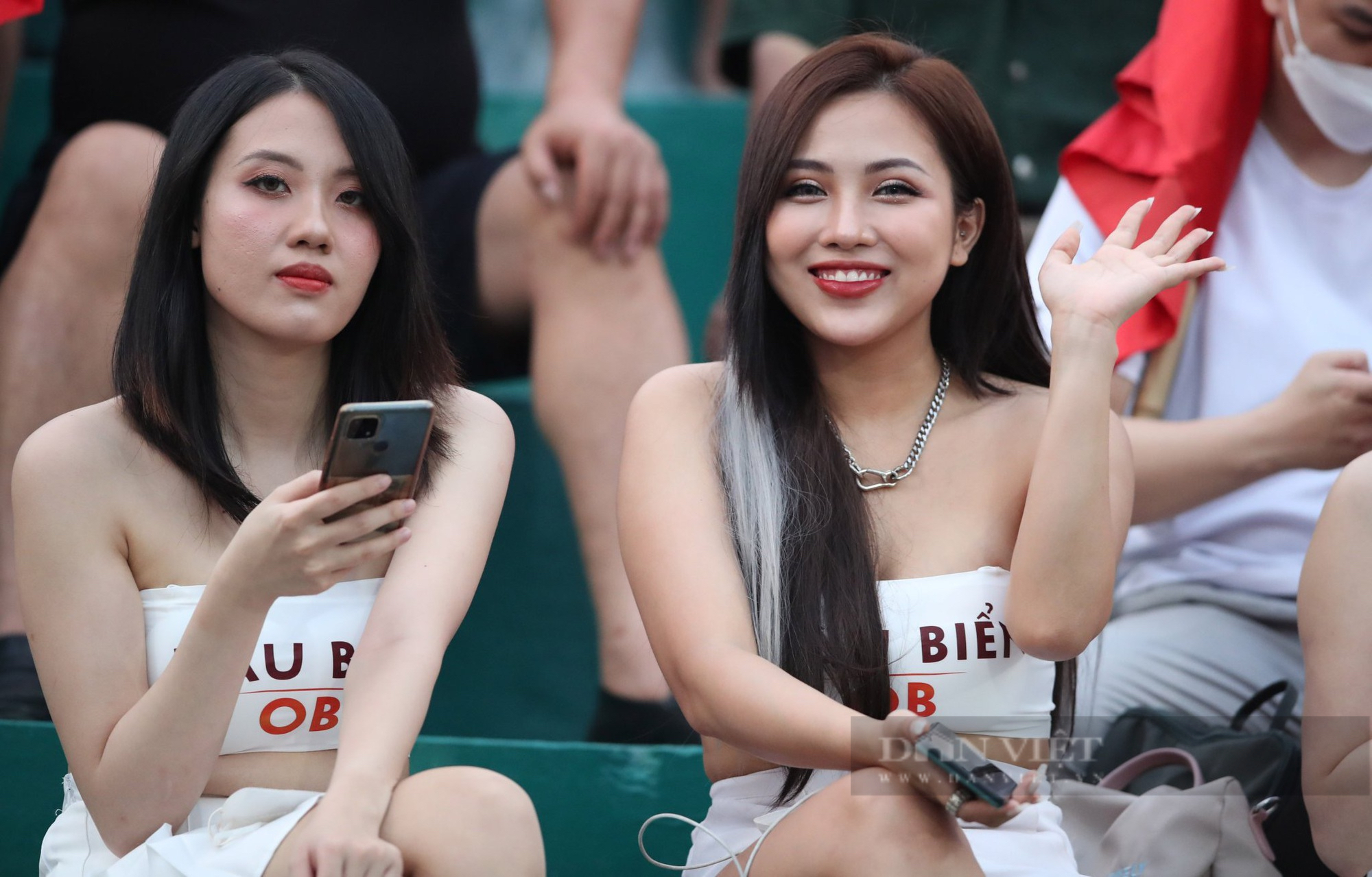 Dàn hot girl xinh đẹp xuất hiện trên khán đài ăn mừng khi U23 Việt Nam chiến thắng - Ảnh 8.