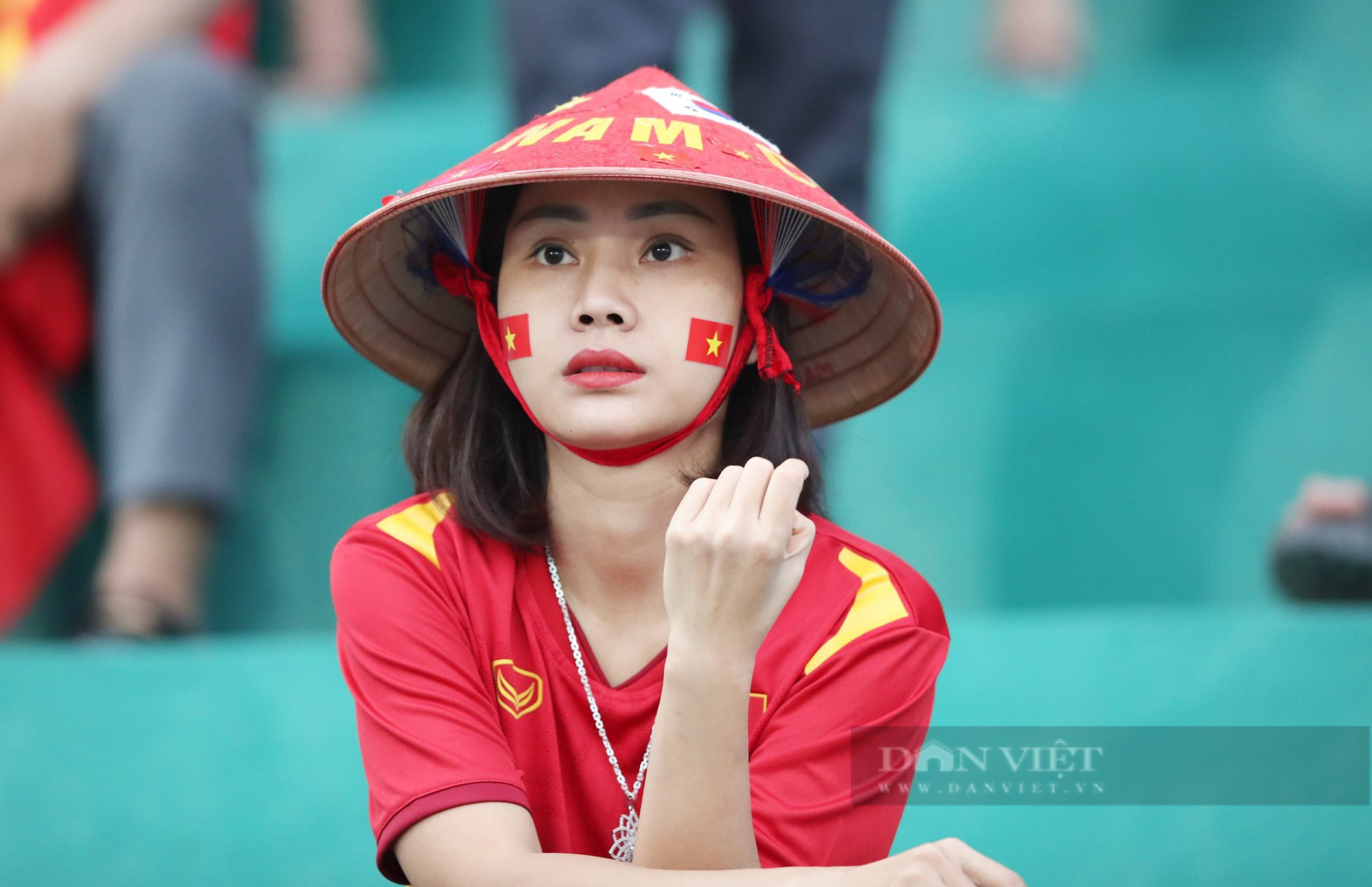 Dàn hot girl xinh đẹp xuất hiện trên khán đài ăn mừng khi U23 Việt Nam chiến thắng - Ảnh 9.