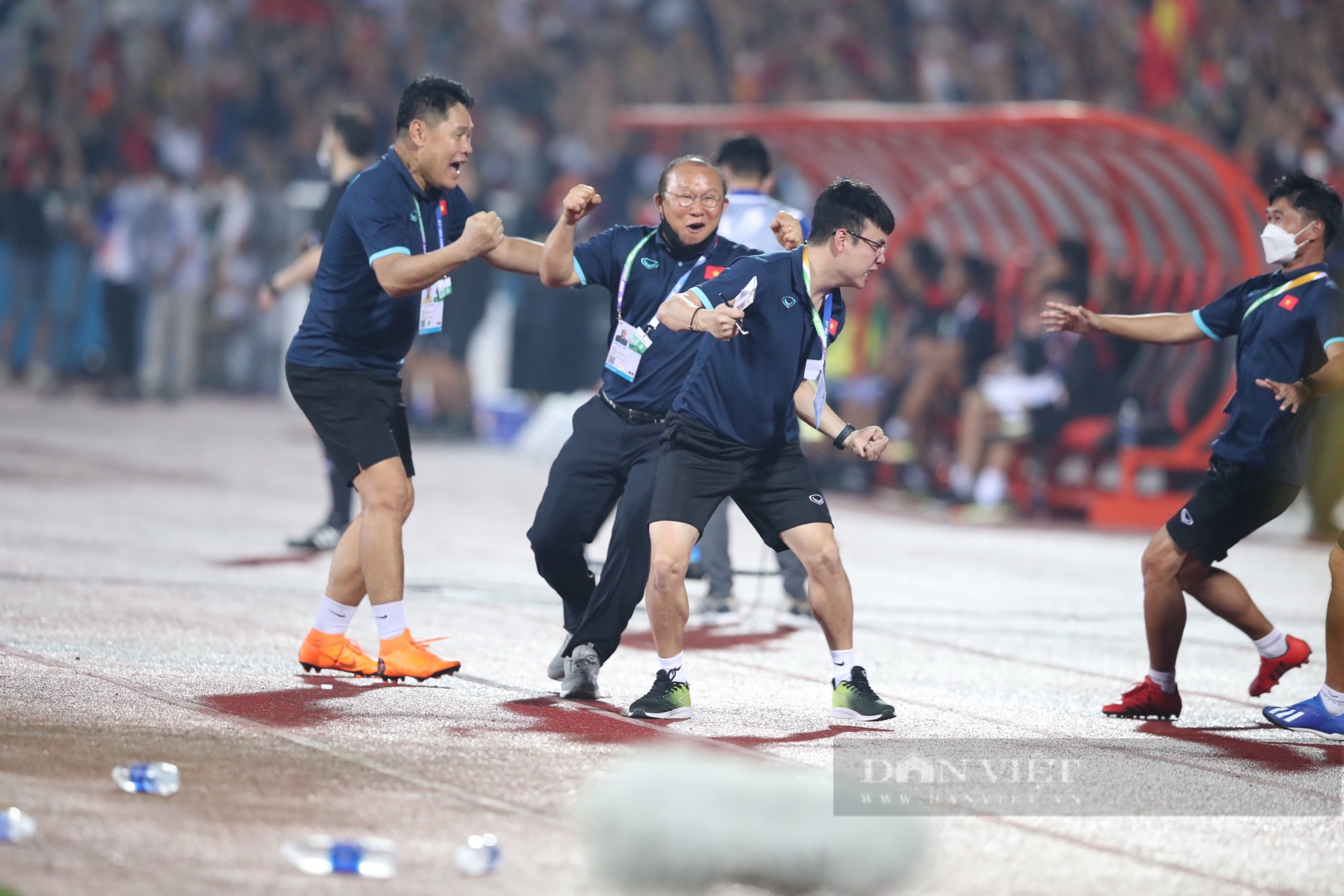Thầy Park phấn khích ăn mừng chiến thắng của U23 Việt Nam - Ảnh 3.
