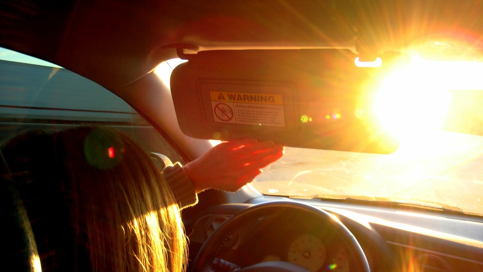 Lái xe ô tô dưới trời nắng nóng cần chú ý những gì?