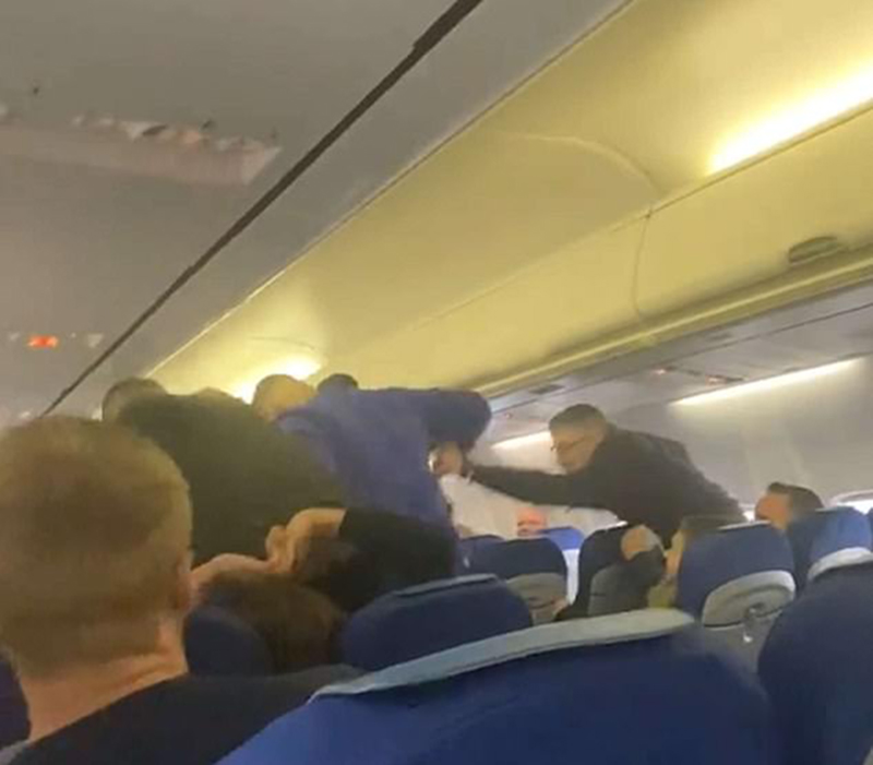 “Hỗn chiến” trên chuyến bay, 6 du khách bị bắt giữ - Ảnh 1.