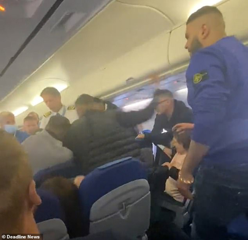 “Hỗn chiến” trên chuyến bay, 6 du khách bị bắt giữ - Ảnh 2.