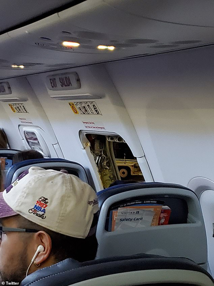 “Hỗn chiến” trên chuyến bay, 6 du khách bị bắt giữ - Ảnh 5.