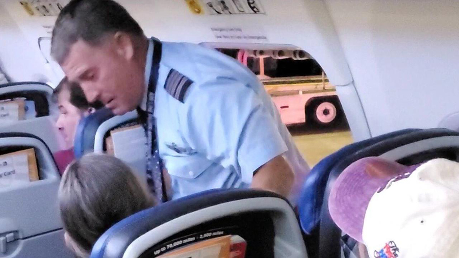 “Hỗn chiến” trên chuyến bay, 6 du khách bị bắt giữ - Ảnh 6.