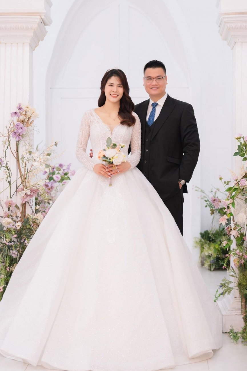 Không dự SEA Games 31, Bùi Thị Ngà 1m87 lấy chồng &quot;soái ca&quot; - Ảnh 4.