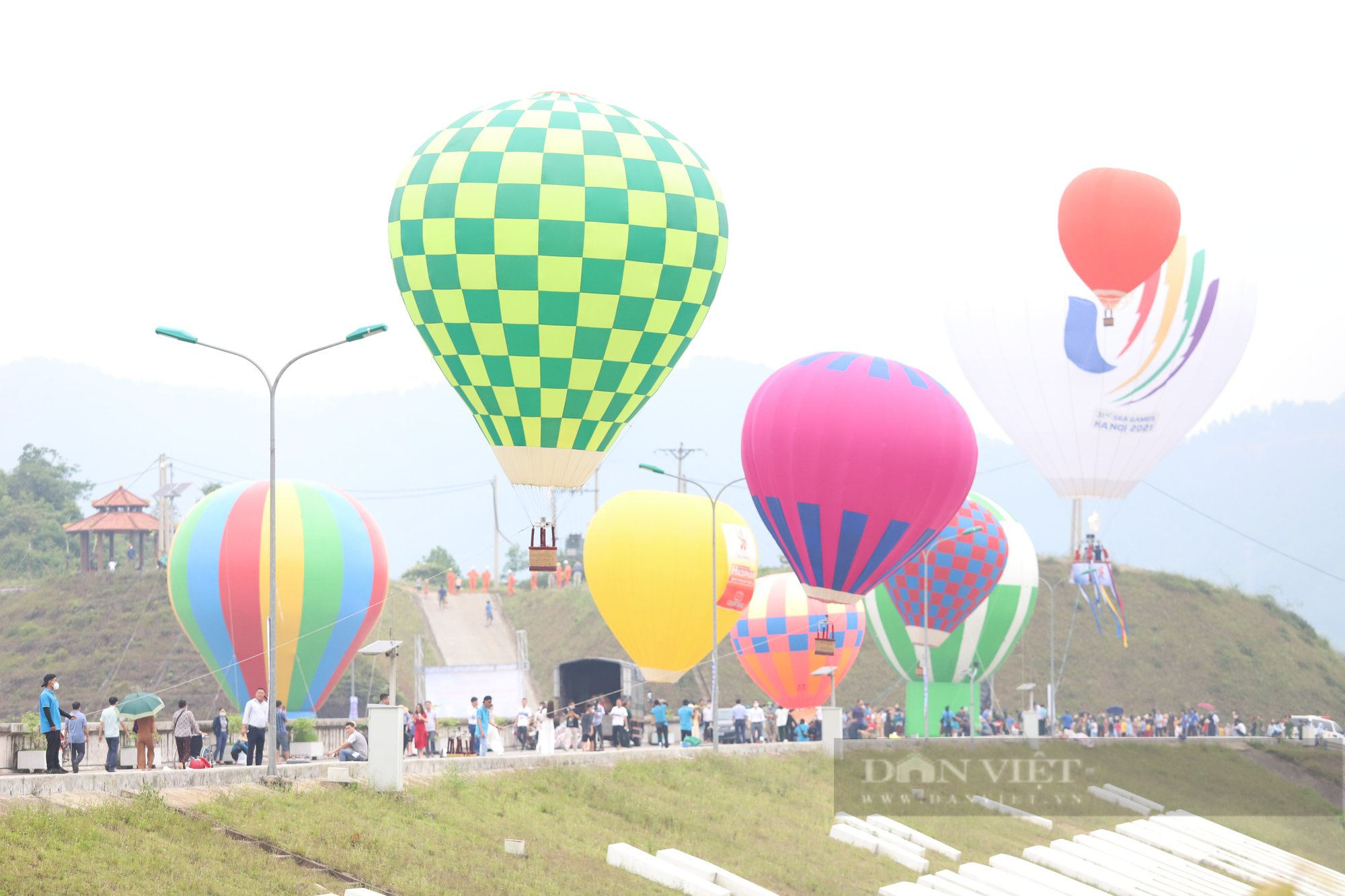 Ảnh – Clip: Hàng vạn người xếp hàng dài xem khinh khí cầu khổng lồ, trên bầu trời Hà Tĩnh chào mừng SEA Games 31 - Ảnh 5.