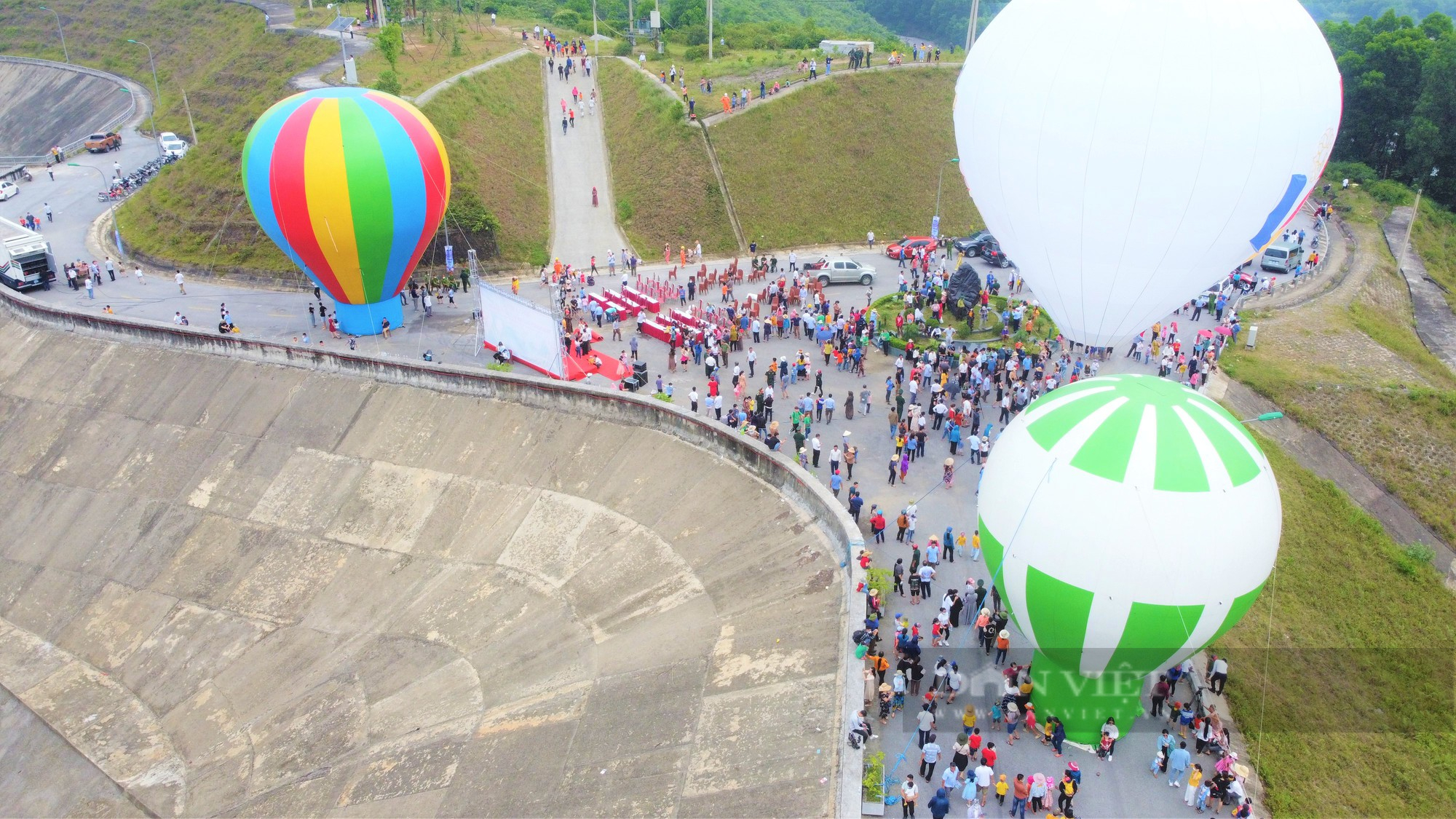 Ảnh – Clip: Hàng vạn người xếp hàng dài xem khinh khí cầu khổng lồ, trên bầu trời Hà Tĩnh chào mừng SEA Games 31 - Ảnh 2.