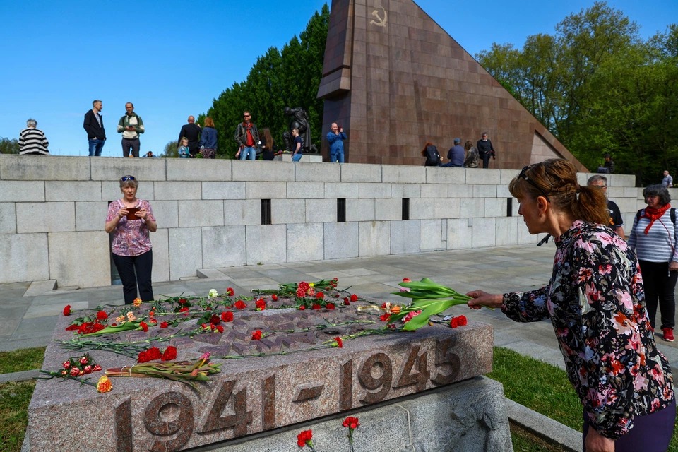 Hình ảnh Berlin cấm cờ Nga, Ukraine trong ngày kỷ niệm kết thúc Thế chiến II - Ảnh 1.