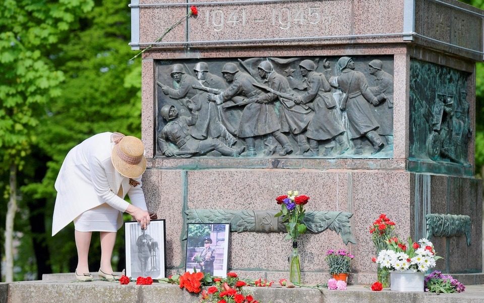 Hình ảnh Berlin cấm cờ Nga, Ukraine trong ngày kỷ niệm kết thúc Thế chiến II - Ảnh 11.