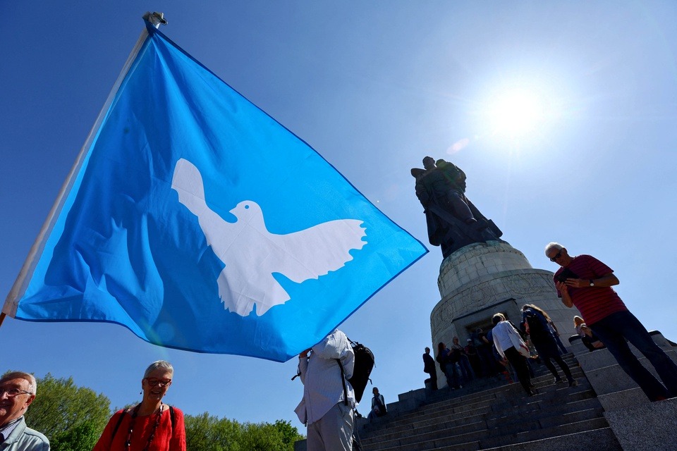 Hình ảnh Berlin cấm cờ Nga, Ukraine trong ngày kỷ niệm kết thúc Thế chiến II - Ảnh 4.