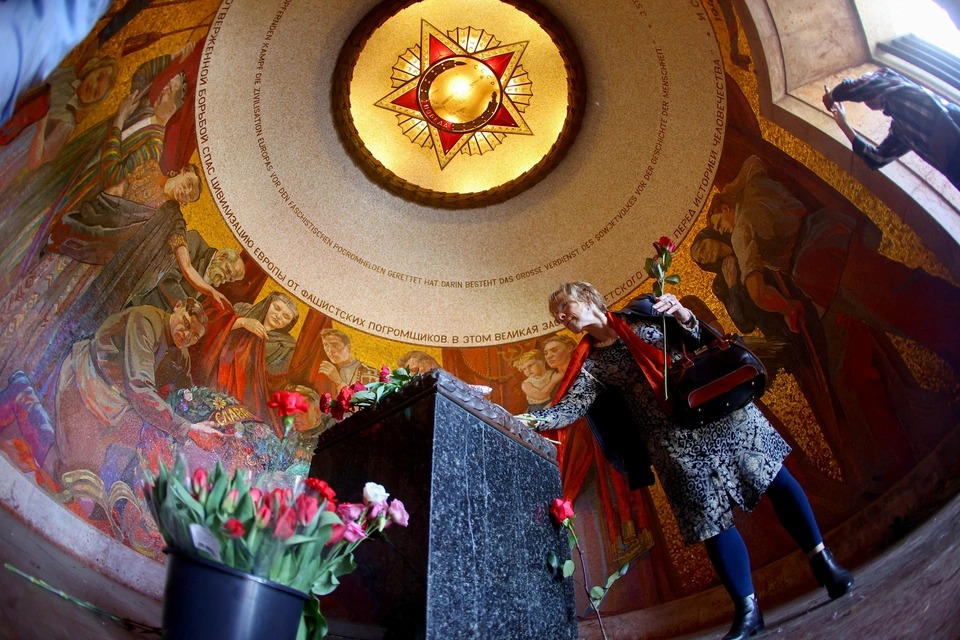 Hình ảnh Berlin cấm cờ Nga, Ukraine trong ngày kỷ niệm kết thúc Thế chiến II - Ảnh 7.