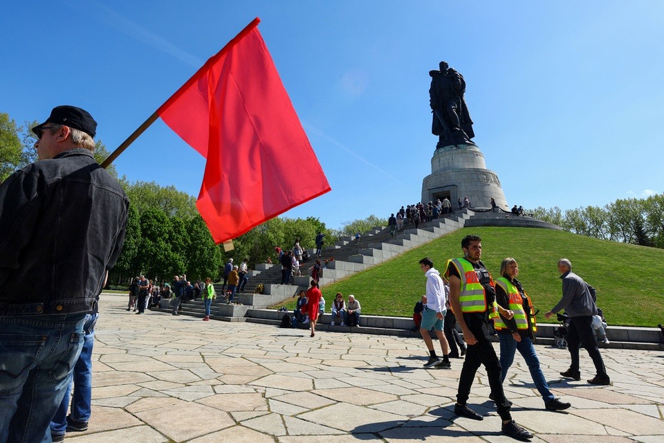 Hình ảnh Berlin cấm cờ Nga, Ukraine trong ngày kỷ niệm kết thúc Thế chiến II - Ảnh 8.