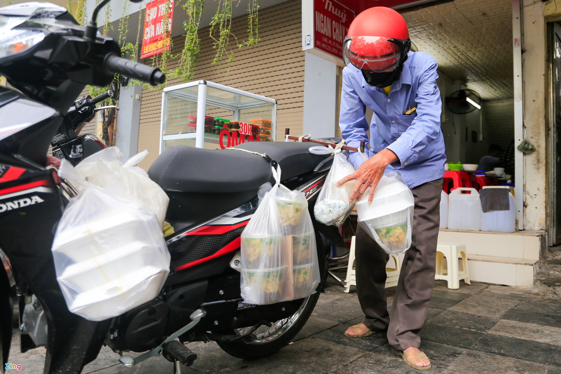 Hàng ngan cháy tỏi ở phố cổ Hà Nội luôn kín chỗ ngồi - Ảnh 8.