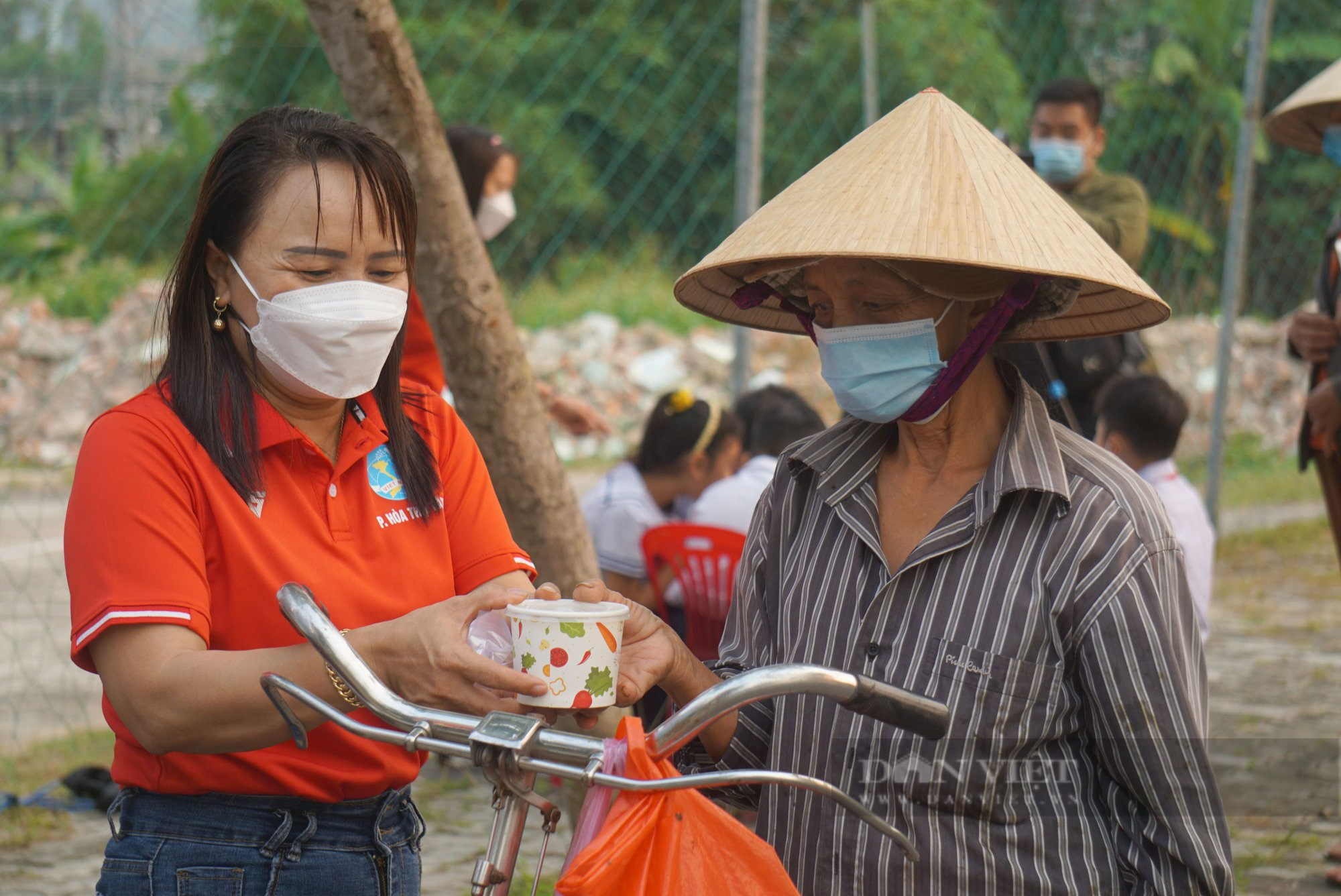 Gom ve chai bán kiếm tiền, mở suất ăn 0 đồng cho dân nghèo - Ảnh 2.