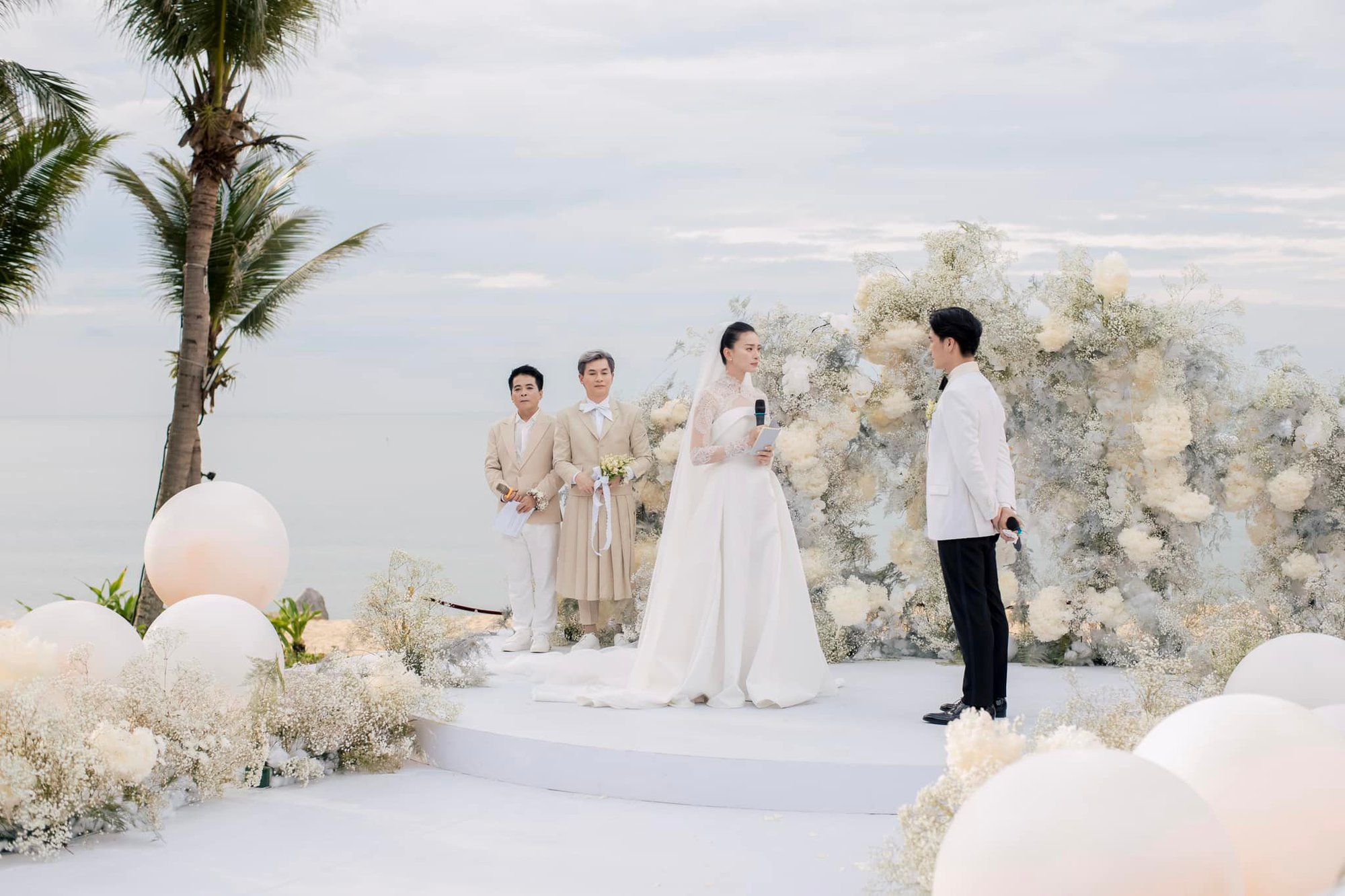 Ngo Thanh Van passionately kissed the groom Huy Tran, the 