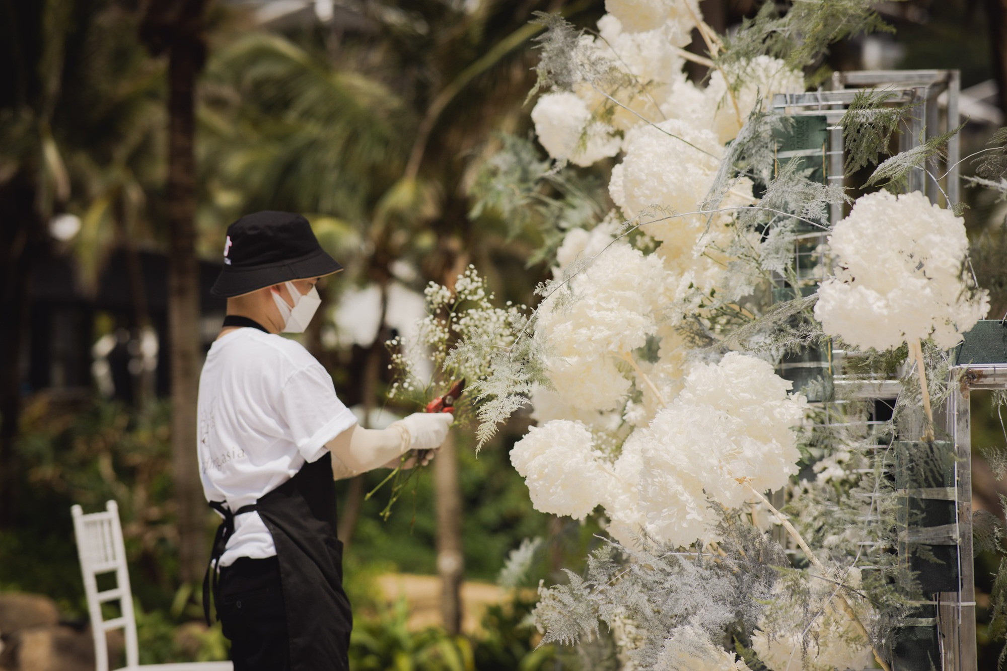 Đám cưới Ngô Thanh Vân - Huy Trần gây &quot;choáng&quot; vì không gian tràn ngập sắc hoa đẹp như cổ tích - Ảnh 4.