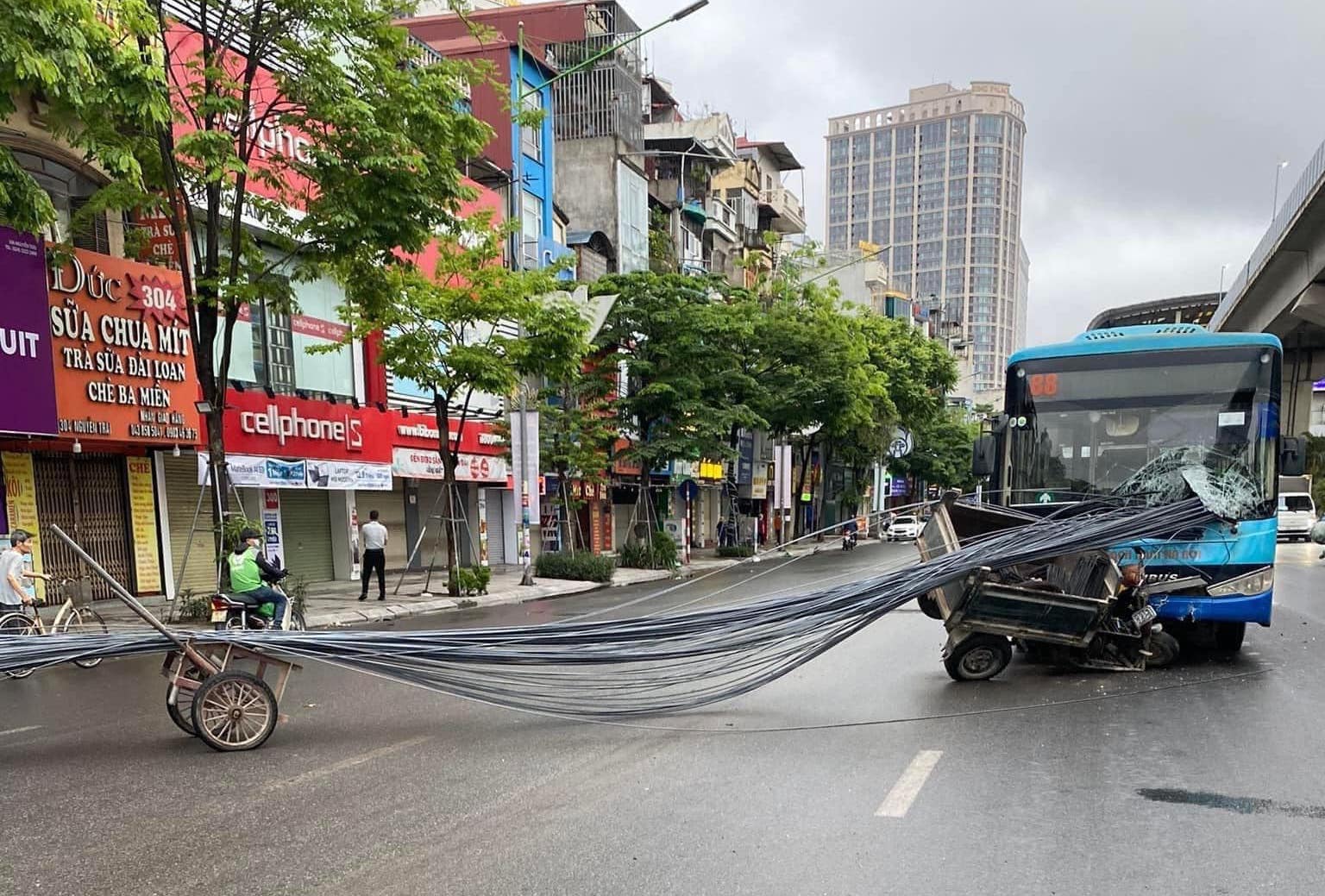 Xe ba gác chở sắt xuyên thủng xe buýt trên đường Nguyễn Trãi - Ảnh 1.