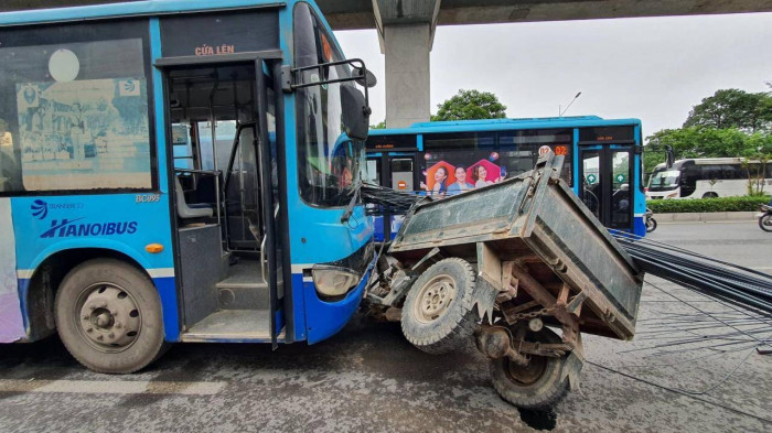 Xe ba gác chở sắt xuyên thủng xe buýt trên đường Nguyễn Trãi - Ảnh 3.