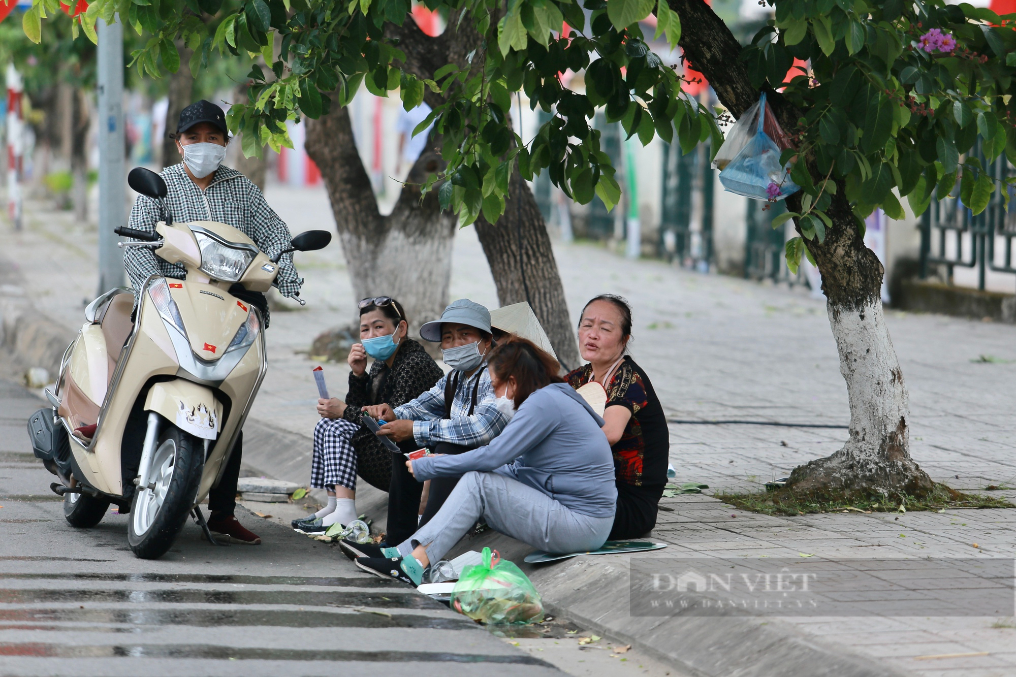 Phe vé đứng ngồi không yên trước trận Việt Nam gặp Philippines  - Ảnh 1.