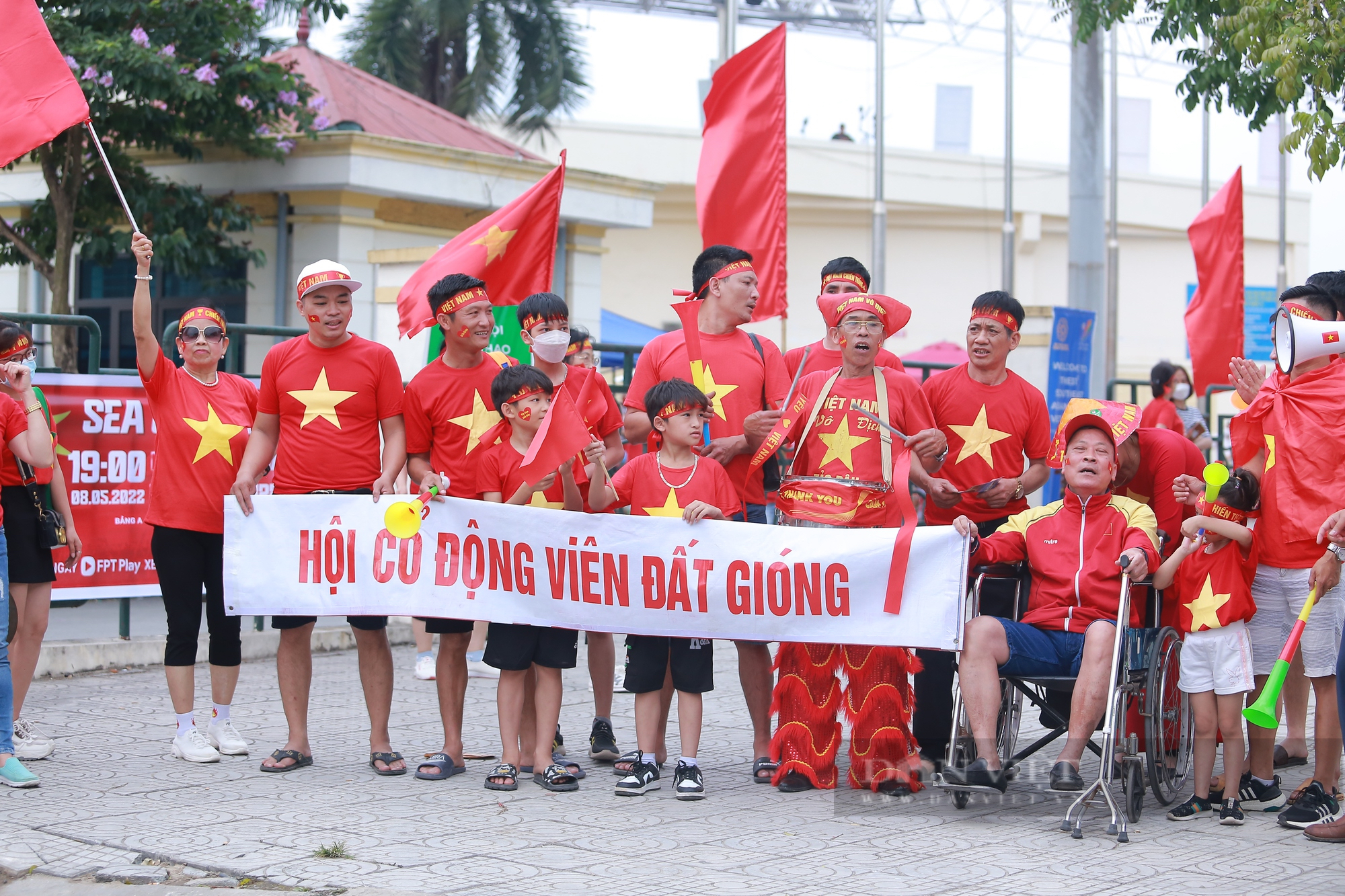 Dàn CĐV xinh đẹp kéo đến sân cổ vũ U23 Việt Nam - Ảnh 1.