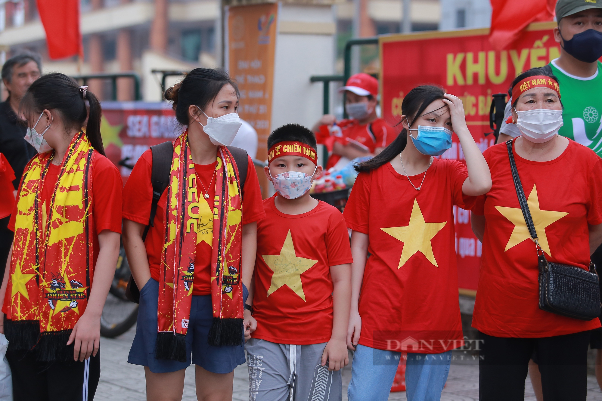 Dàn CĐV xinh đẹp kéo đến sân cổ vũ U23 Việt Nam - Ảnh 6.
