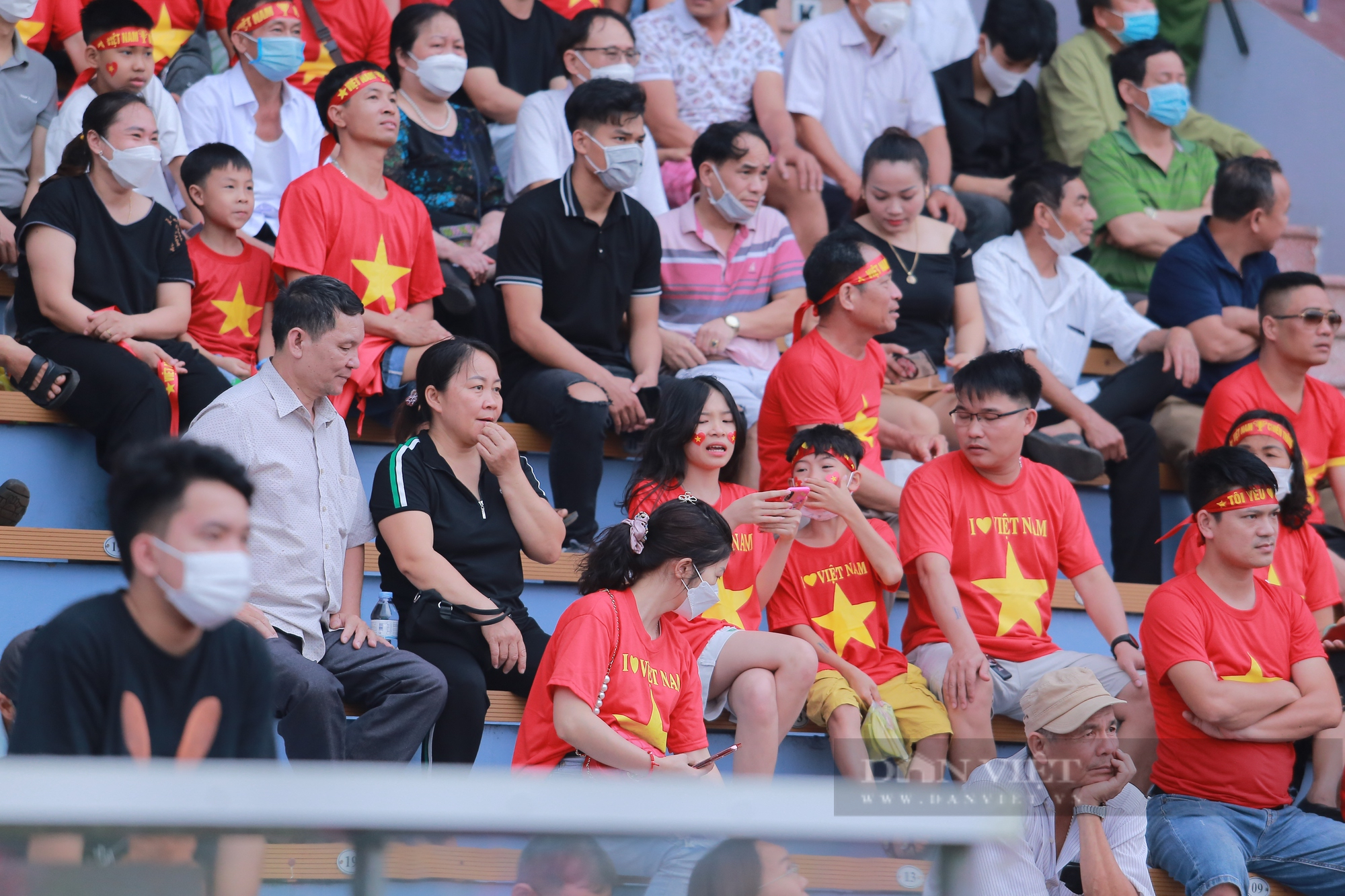 Dàn CĐV xinh đẹp kéo đến sân cổ vũ U23 Việt Nam - Ảnh 8.