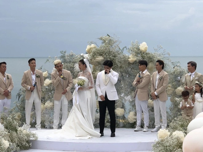 Ngo Thanh Van passionately kissed the groom Huy Tran, the 