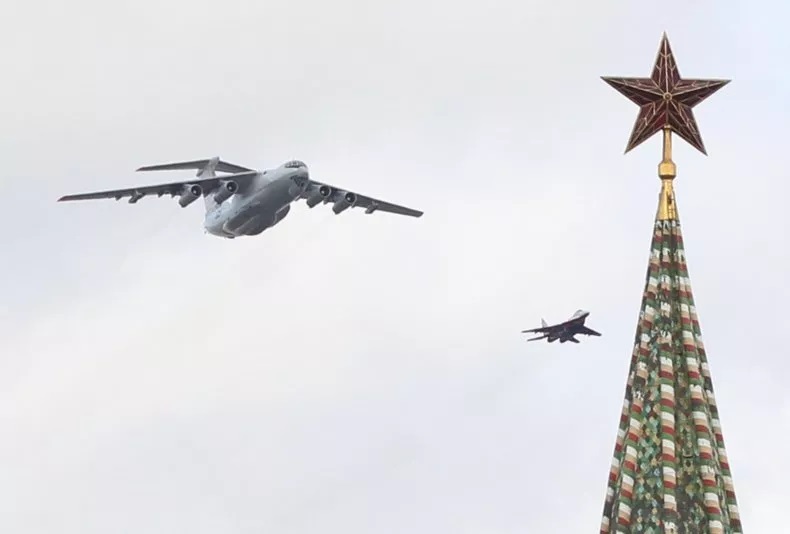 Nga dùng máy bay hạt nhân 'ngày tận thế' trong lễ duyệt binh để 'nắn gân' Mỹ, NATO - Ảnh 1.