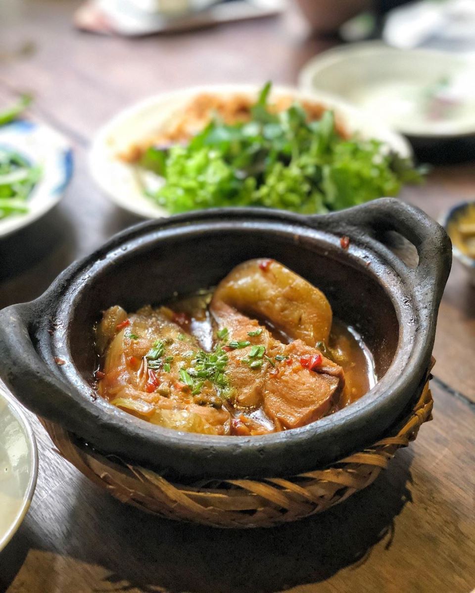 Going back to Ninh Binh to enjoy a special dish of braised fish with popular ingredients but sweet and delicious, visitors will not get bored with it - Photo 1.